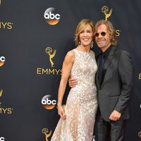 Felicity Huffman y su marido William H. Macy en la alfombra roja de los Premios Emmy 2016
