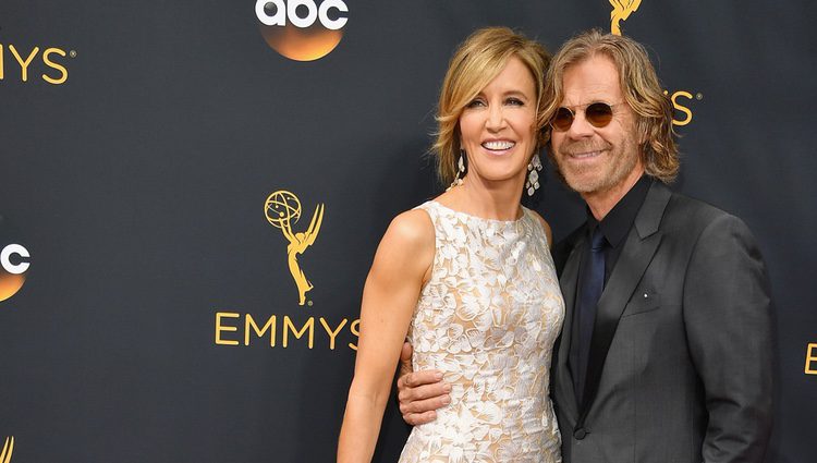 Felicity Huffman y su marido William H. Macy en la alfombra roja de los Premios Emmy 2016