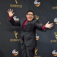 Rico Rodriguez saltando en la alfombra roja de los Premios Emmy 2016