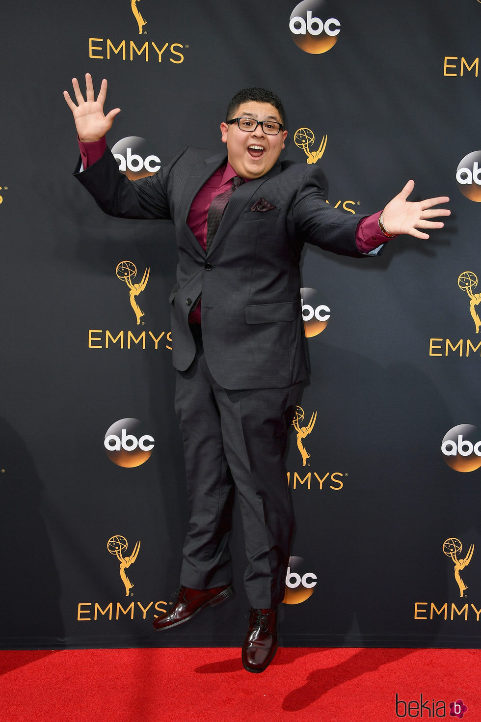Rico Rodriguez saltando en la alfombra roja de los Premios Emmy 2016
