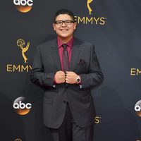 Rico Rodriguez en la alfombra roja de los Premios Emmy 2016