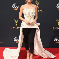 Sarah Hyland en la alfombra roja de los Premios Emmy 2016