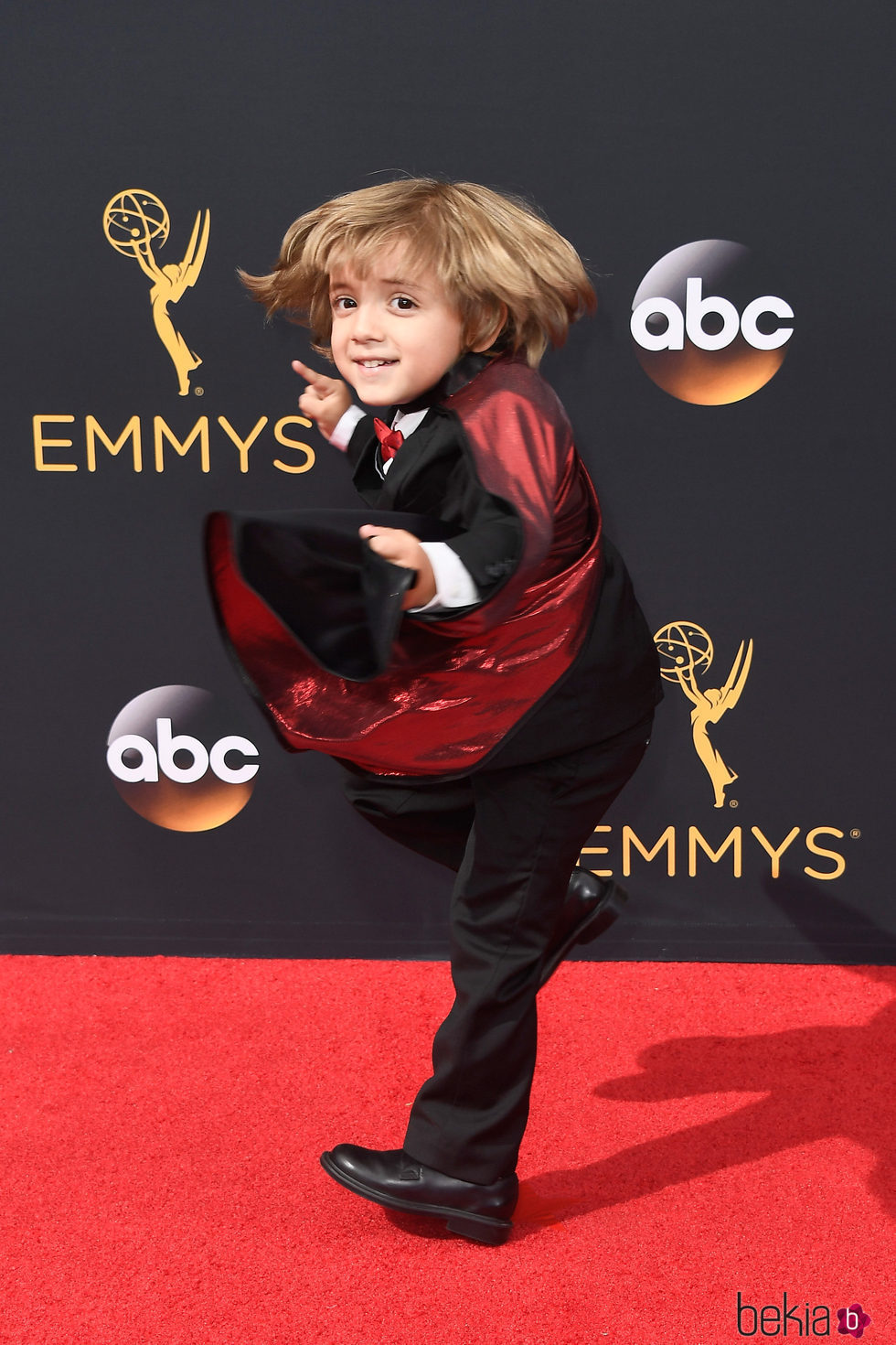 Jeremy Maguire en la alfombra roja de los Premios Emmy 2016