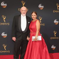 Jonathan Banks junto a su mujer en la alfombra roja de los Premios Emmy 2016