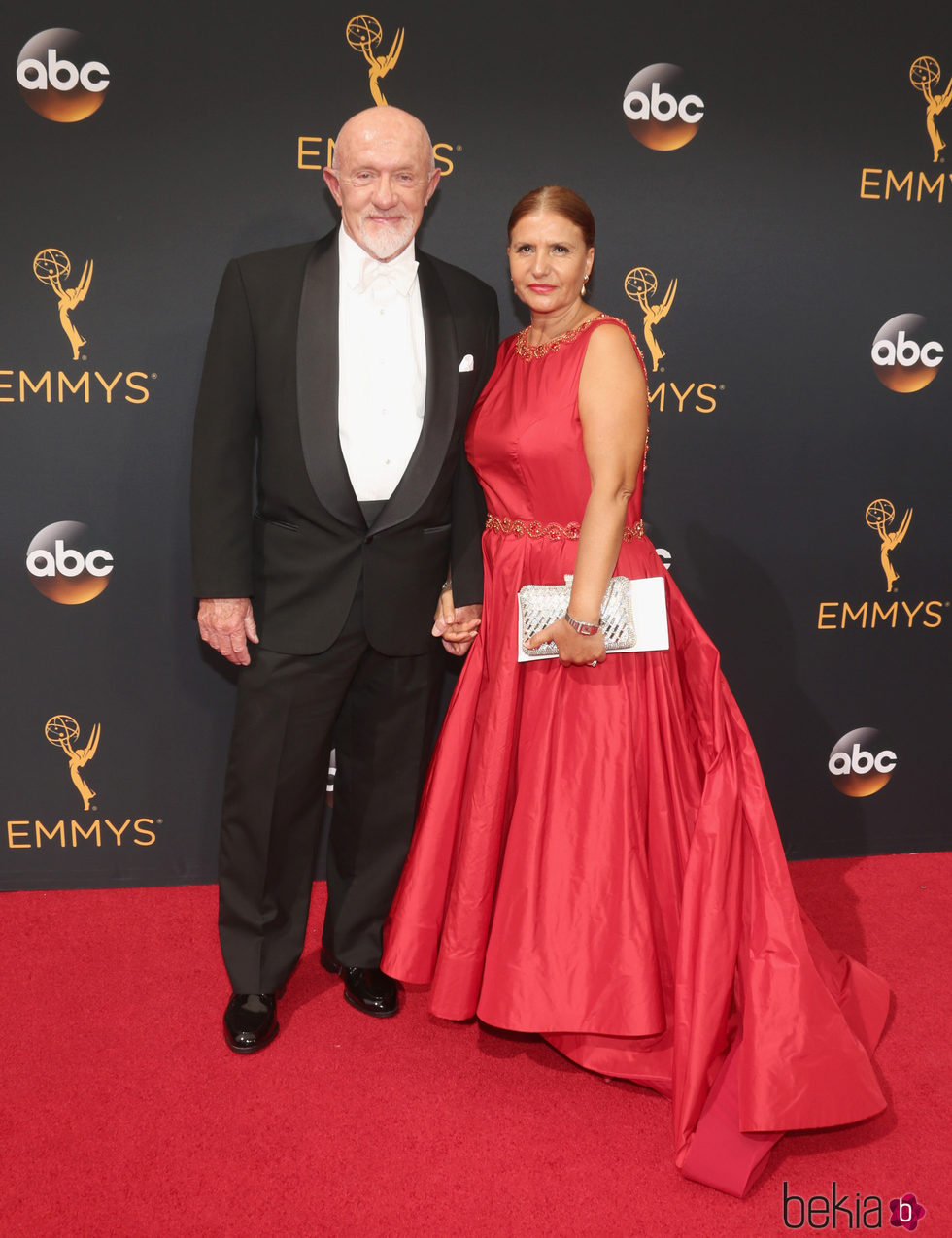 Jonathan Banks junto a su mujer en la alfombra roja de los Premios Emmy 2016