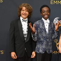 Gaten Matarazzo, Caleb McLaughlin y Millie Bobby Brown de 'Stranger Things' en la alfombra roja de los Premios Emmy 2016