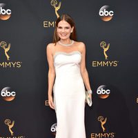 Suzanne Cryer en la alfombra roja de los Premios Emmy 2016