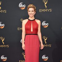 Rhea Seehorn en la alfombra roja de los Premios Emmy 2016