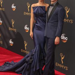 Emily Ratajkowski junto a Zac posen en la alfombra roja de los Premios Emmy 2016