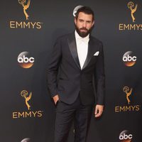 Tom Cullen en la alfombra roja de los Premios Emmy 2016