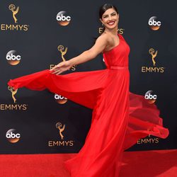 Priyanka Chopra mostrando su vestido en la alfombra roja de los Premios Emmy 2016
