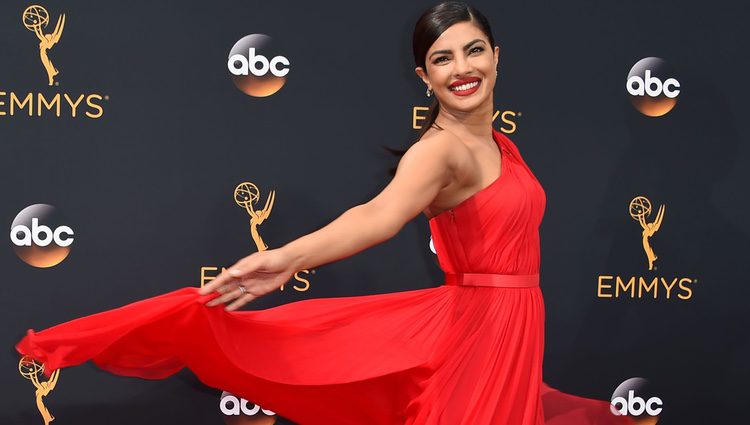 Priyanka Chopra mostrando su vestido en la alfombra roja de los Premios Emmy 2016
