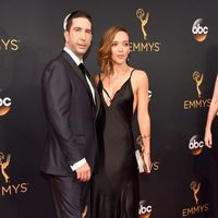 David Schwimmer y Zoe Buckman en la alfombra roja de los Premios Emmy 2016