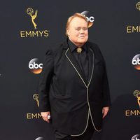 Louie Anderson en la alfombra roja de los Premios Emmy 2016