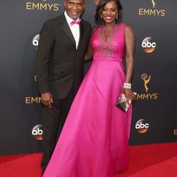 Viola Davis y Julius Tennon en la alfombra roja de los Premios Emmy 2016