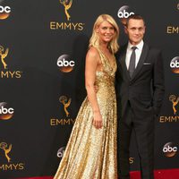 Claire Danes y Hugh Dancy en la alfombra roja de los Premios Emmy 2016
