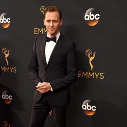 Tom Hiddleston en la alfombra roja de los Premios Emmy 2016
