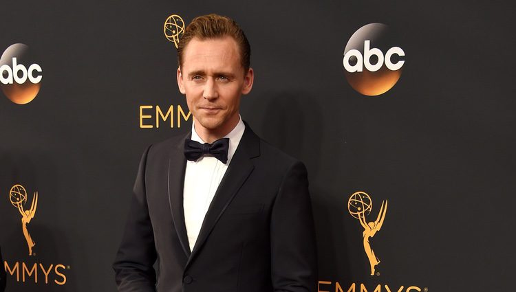 Tom Hiddleston en la alfombra roja de los Premios Emmy 2016