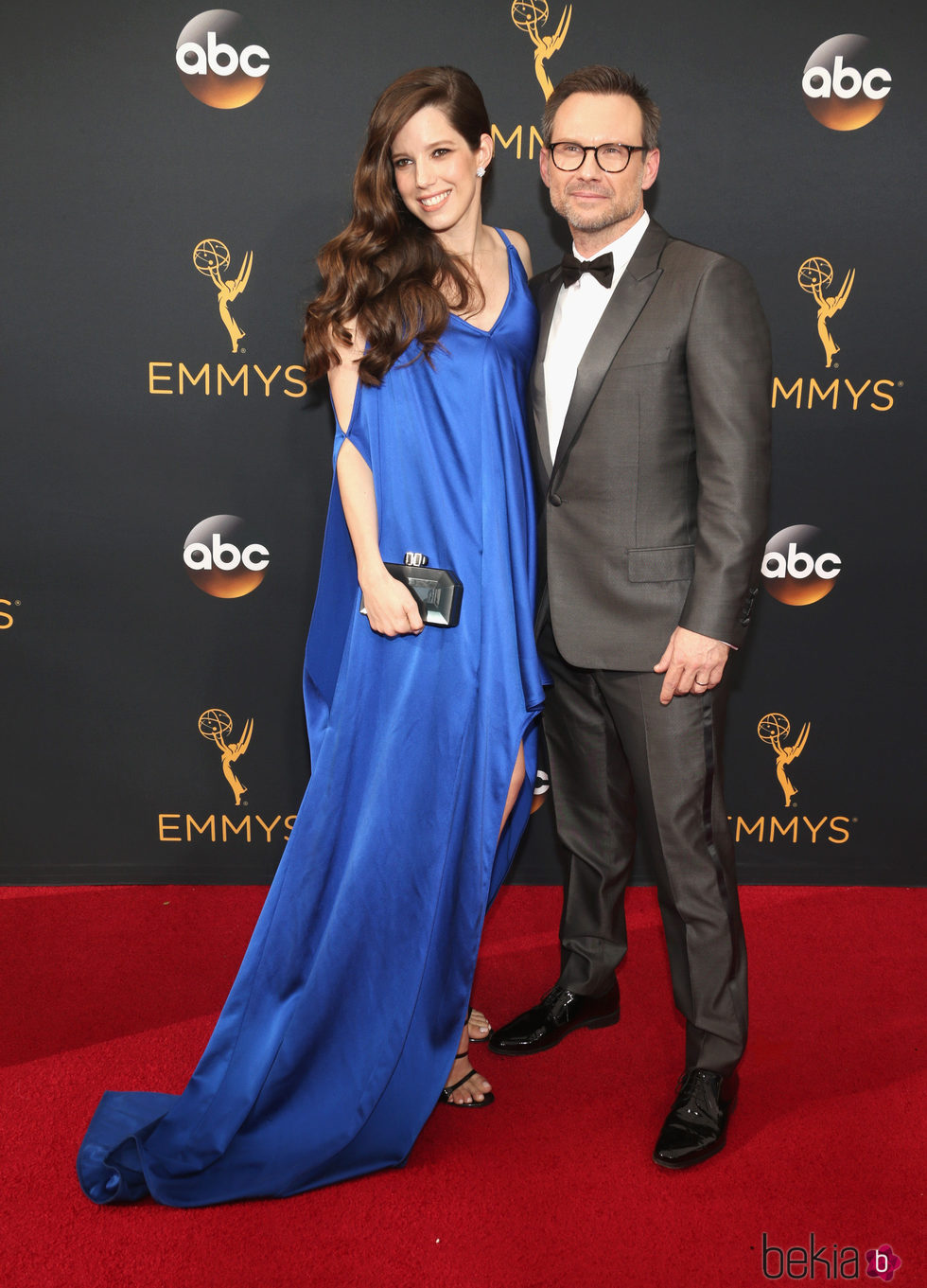 Christian Slater y Brittany Lopez en la alfombra roja de los Premios Emmy 2016