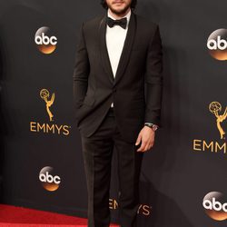 Kit Harington en la alfombra roja de los Premios Emmy 2016