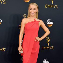 Julianne Hough en la alfombra roja de los Premios Emmy 2016