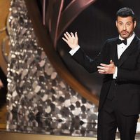 Jimmy Kimmel ejerciendo de maestro de ceremonias en los Emmy 2016