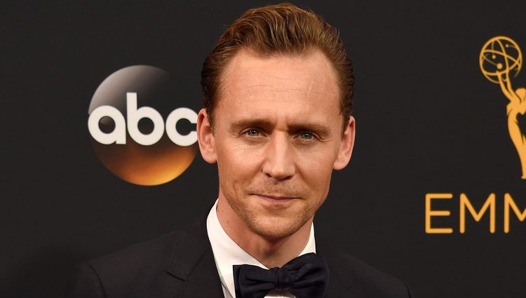 El actor Tom Hiddleston en la alfombra roja de los Premios Emmy 2016