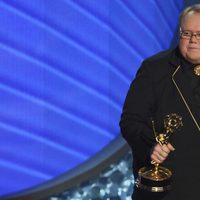 Louie Anderson recogiendo su galardón a Mejor actor secundario de comedia en los Emmy 2016