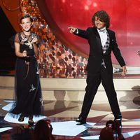 Millie Bobby Brown, Gaten Matarazzo y Caleb McLaughlin bailando en los Emmy 2016