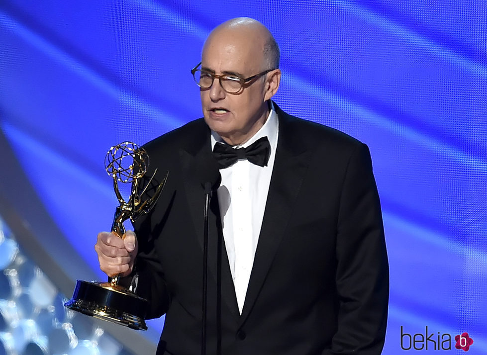 Jeffrey Tambor recogiendo el galardón a Mejor actor de comedia en los Emmy 2016