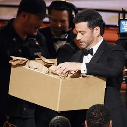 Jimmy Kimmel repartiendo sandwiches en los Emmy 2016