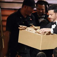 Jimmy Kimmel repartiendo sandwiches en los Emmy 2016