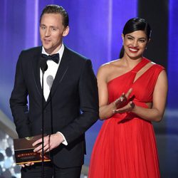 Priyanka Chopra y Tom Hiddleston en la gala de los Emmy 2016