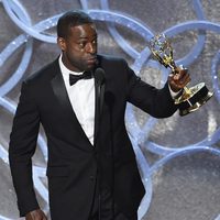 Sterling K. Brown recogiendo su galardón a Mejor actor secundario de tv movie en los Emmy 2016