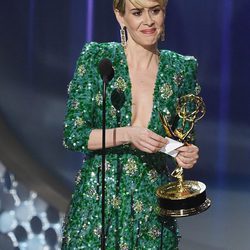 Sarah Paulson recogiendo el premio a Mejor Actriz Principal de Miniserie en los Emmy 2016