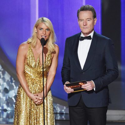 Claire Danes y Brian Cranston entregando uno de los premios de los Emmy 2016