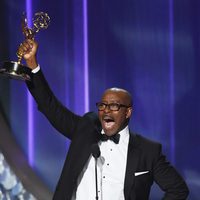 Courtney B. Vance recibiendo el premio a Mejor Actor Principal de Miniseria en los Emmy 2016