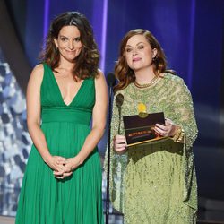 Tina Fey y Amy Poehler entregando un premio en la gala de los Emmy 2016
