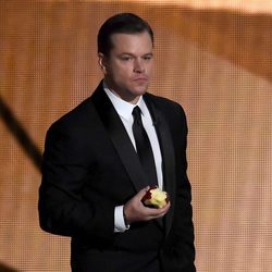 Matt Damon comiéndose una manzana en la gala de los Premios Emmy 2016