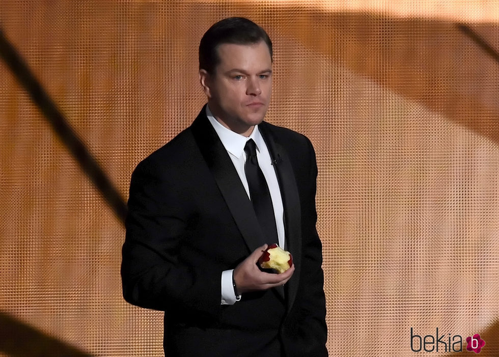 Matt Damon comiéndose una manzana en la gala de los Premios Emmy 2016