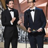 Kit Harington y Andy Samberg entregando un premio en los Premios Emmy 2016
