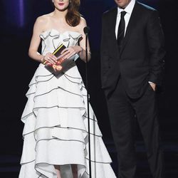 Michelle Dockery y Kyle Chandler entregando un premio en los Emmy 2016
