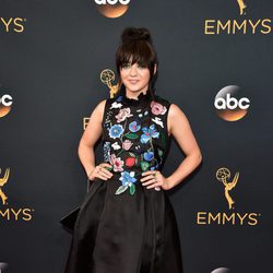Maisie Williams en la alfombra roja de los Emmy 2016