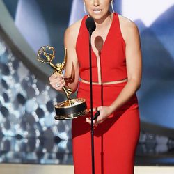 Tatiana Maslany recogiendo el premio a Mejor actriz de drama en los Emmy 2016