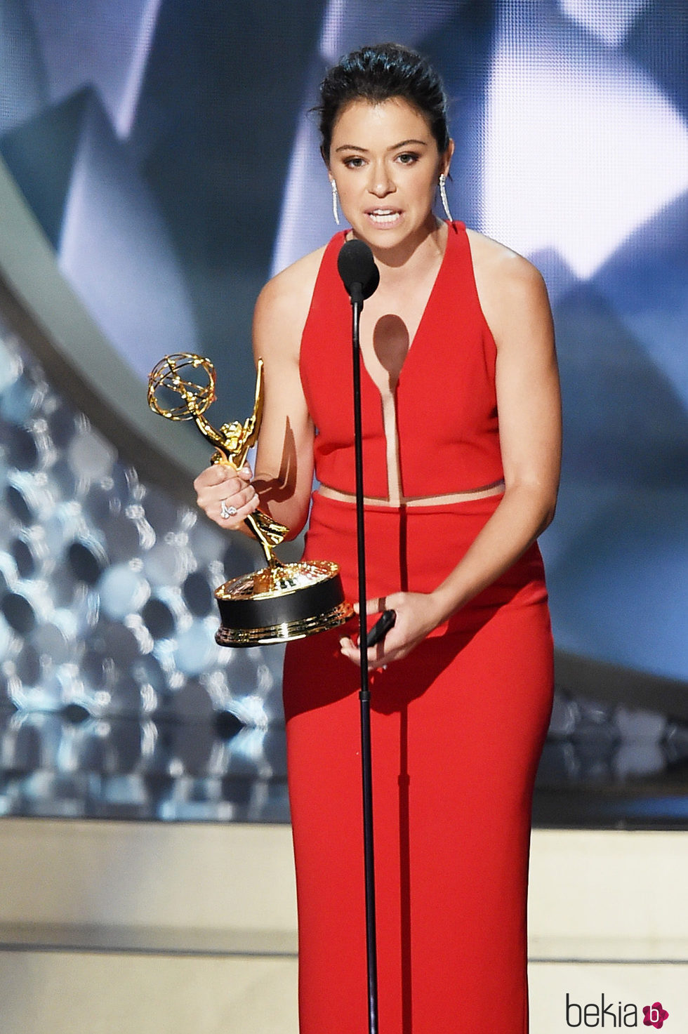 Tatiana Maslany recogiendo el premio a Mejor actriz de drama en los Emmy 2016