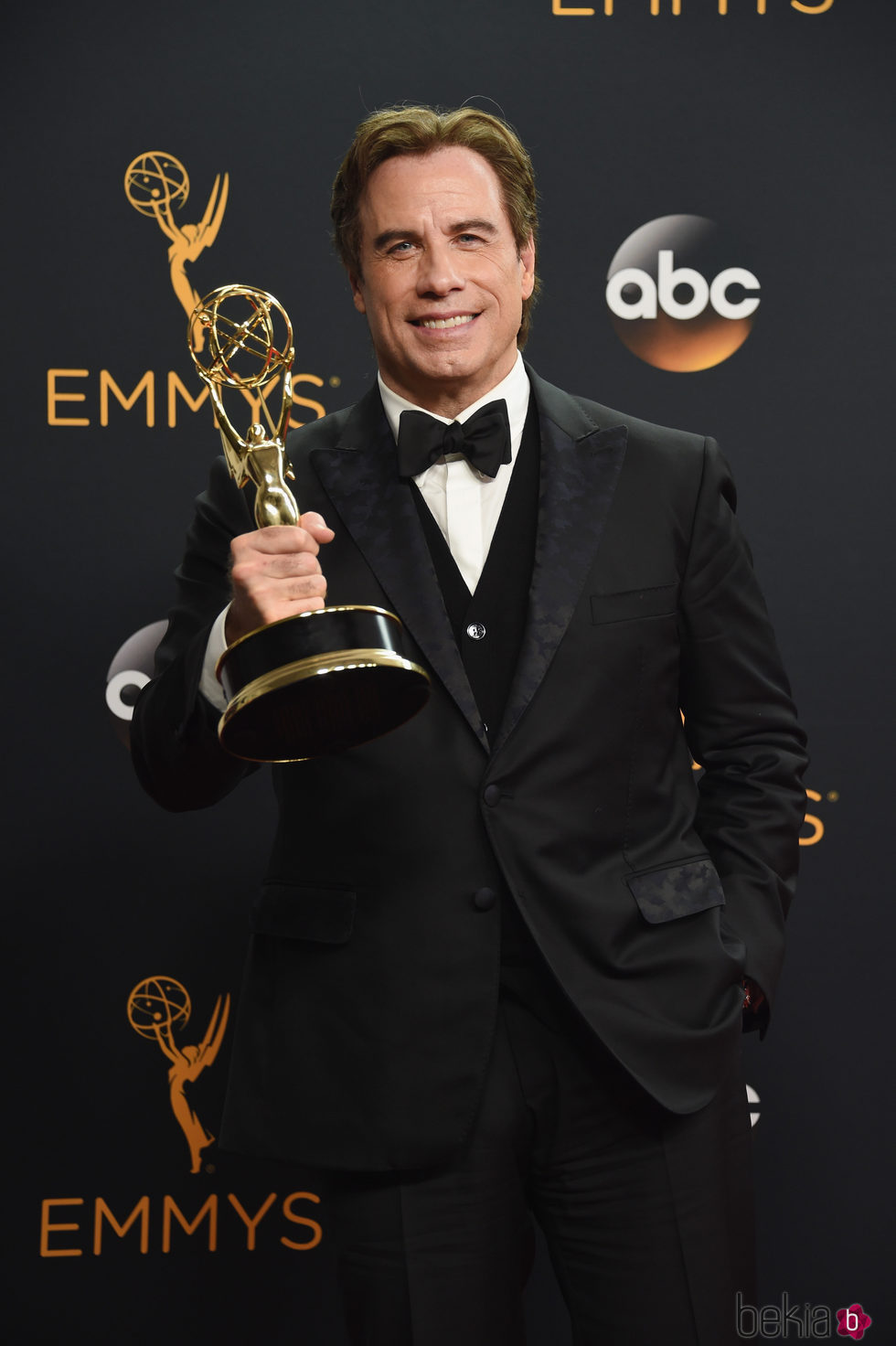 John Travolta con su premio de los Emmy 2016