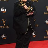 Louie Anderson con su premio a Mejor actor secundario de comedia de los Emmy 2016