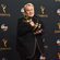 Louie Anderson con su premio a Mejor actor secundario de comedia de los Emmy 2016