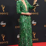 Sarah Paulson posa con su recién lograda estatuilla en los Premios Emmy 2016