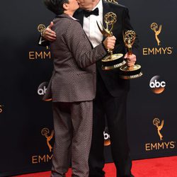 Jill Soloway y Jeffrey Tambor con sus premios de los Emmy 2016